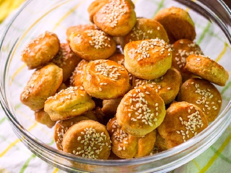 Малки соленки със сирене и кисело мляко(с мая), поръсени със сусам на фурна